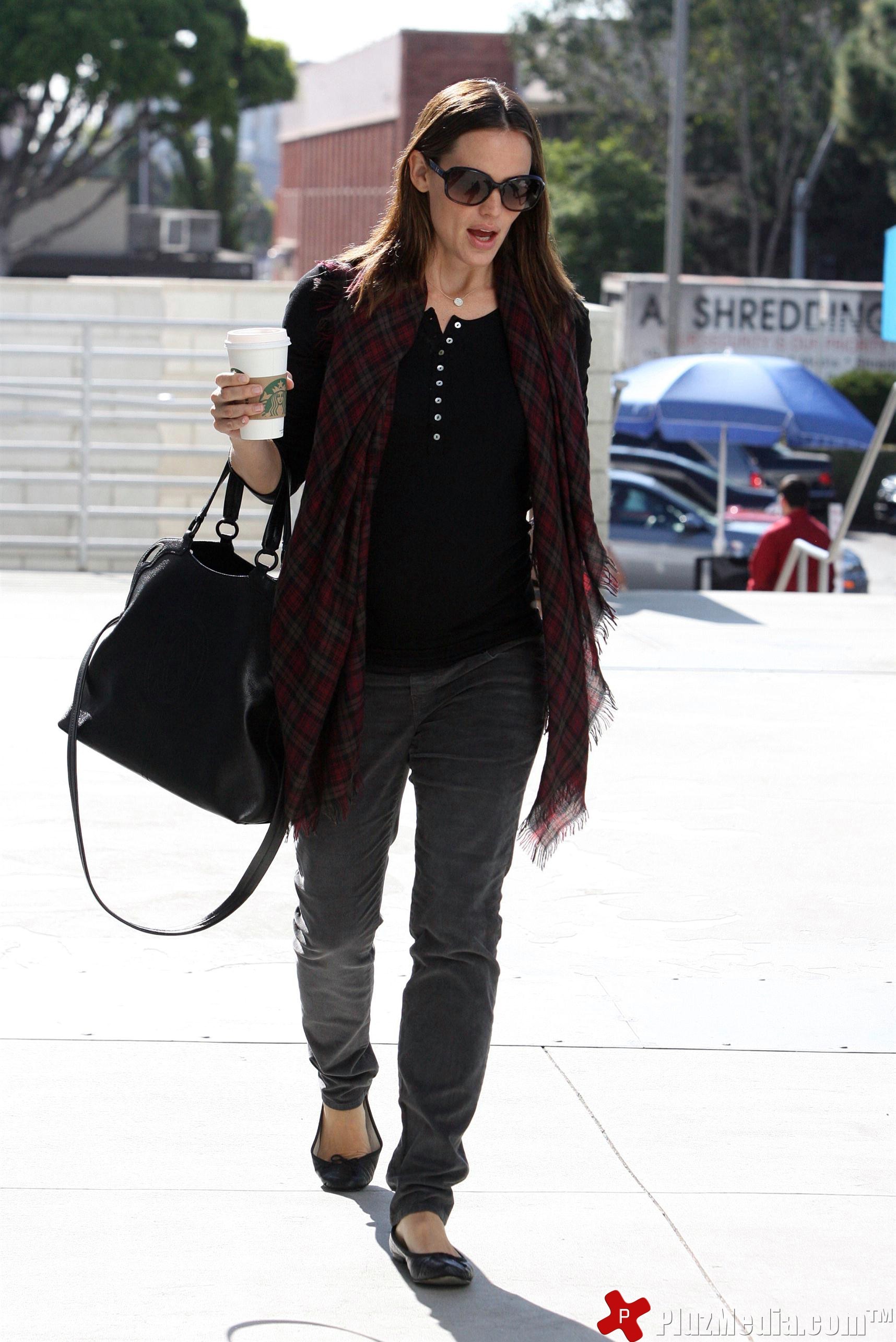 Jennifer Garner stops at Starbucks on her way to a hospital | Picture 93750